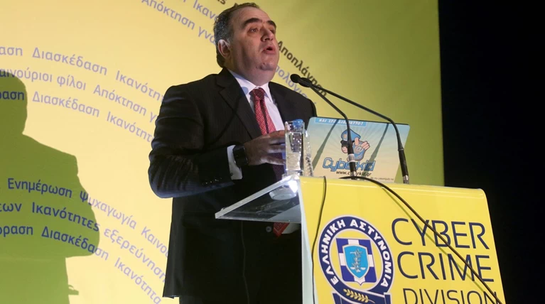 Πολιτική θύελλα για την απομάκρυνση Σφακιανάκη