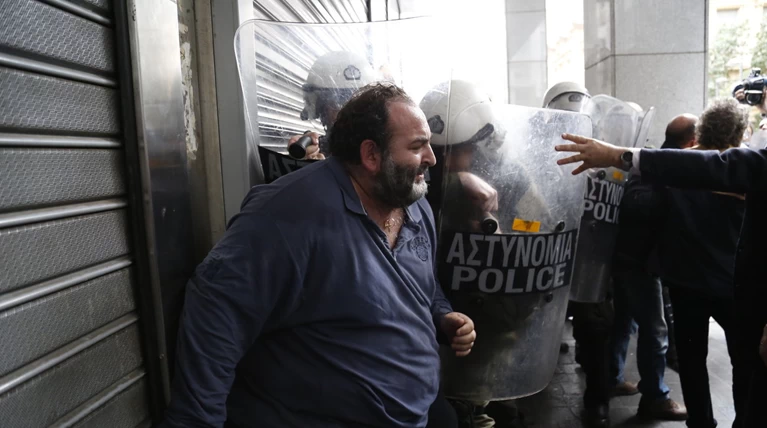 Ενταση και χημικά στο υπουργείο Οικονομικών