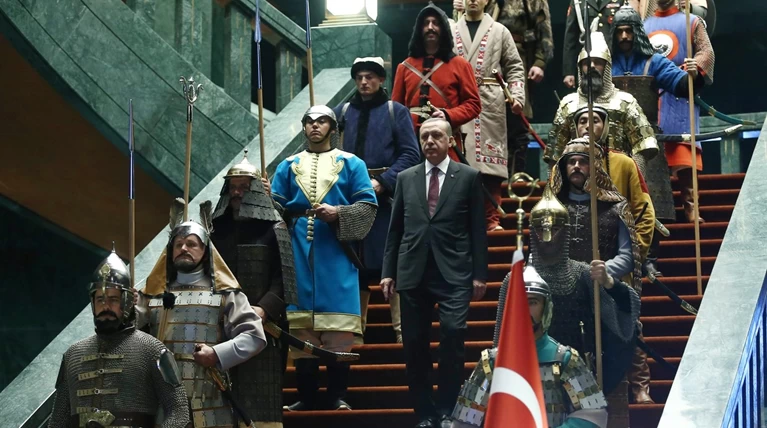 Ο Ερντογάν στήνει φιέστες και παρελάσεις για τα γενέθλιά του