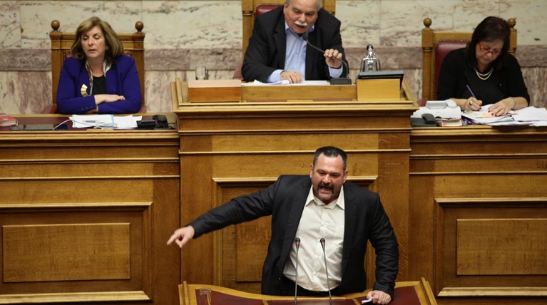 Βουλή:Νέο σόου περί προδοτών από τη Χρυσή Αυγή, σύγκρουση Λαγού-Βούτση