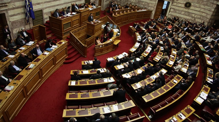 Live η συζήτηση στη Βουλή για το παράλληλο πρόγραμμα