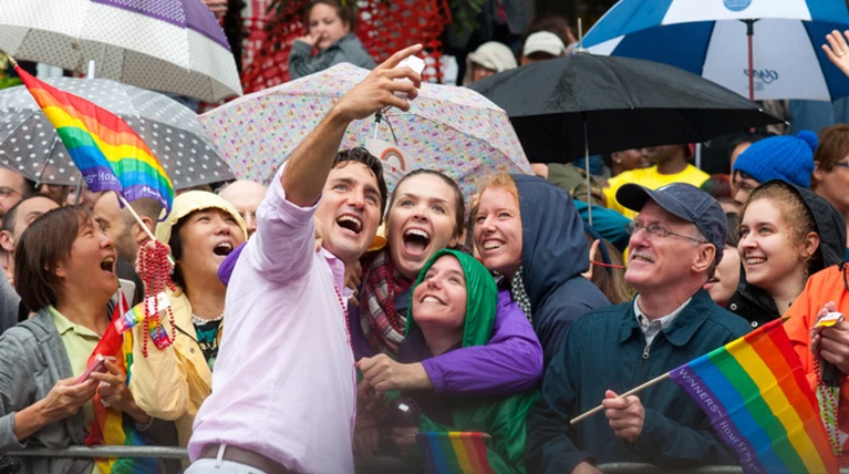 Ενθουσιασμός για τον πρώτο πρωθυπουργό που θα παρελάσει στο Gay Pride