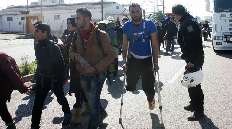 Εικόνες που σοκάρουν:Πρόσφυγας με ακρωτηριασμένο πόδι καθ'οδόν για Ειδομένη