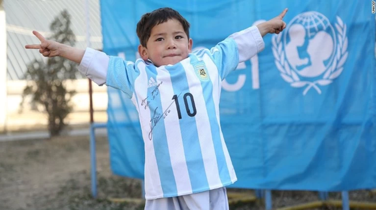 Ο 5χρονος Αφγανός έχει πλέον φανέλα με υπογραφή του Μέσι