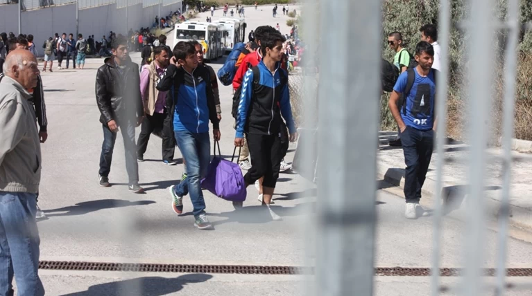 Πρόσφυγες έκλεισαν την παραλιακή στο Ελληνικό