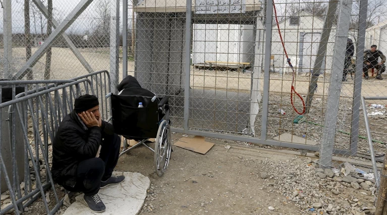 17χρονη ανάπηρη περιμένει από τους Σκοπιανούς να ανοίξουν τα σύνορα
