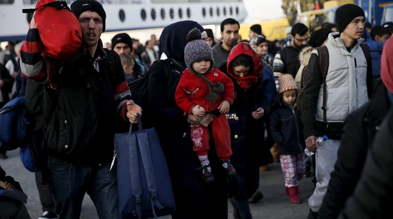 Στον Πειραιά έφτασαν 437 πρόσφυγες