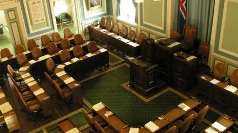 Αυξάνεται κατά 44% η βουλευτική αποζημίωση για να μην...υποκύπτουν