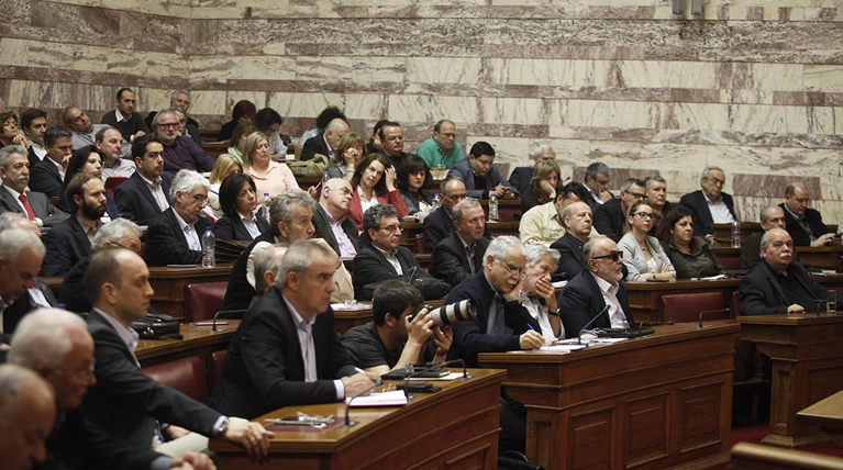 Γκρίνιες βουλευτών του ΣΥΡΙΖΑ για το «βάλτωμα» με τα κανάλια