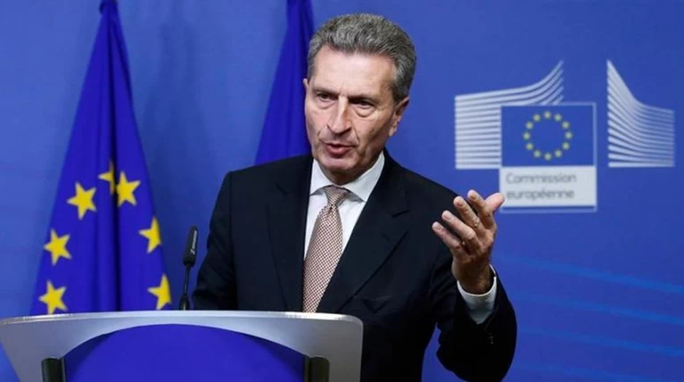 O Έτινγκερ ζητά συγγνώμη για τα ρατσιστικά και σεξιστικά σχόλια