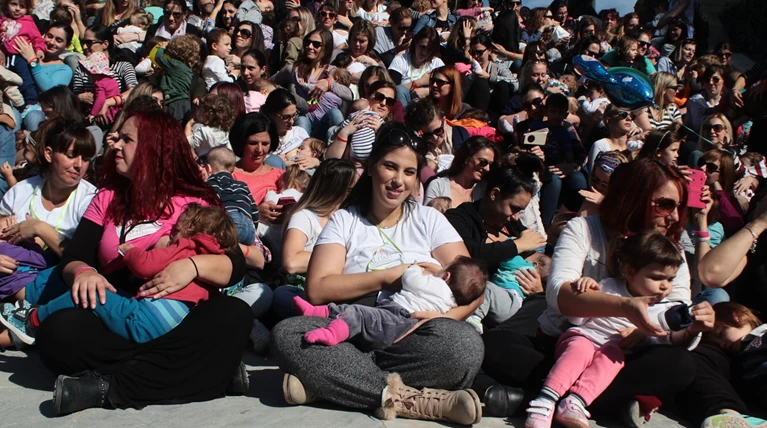 Δημόσιος θηλασμός με εκατοντάδες μητέρες στο Ζάππειο -φωτό-
