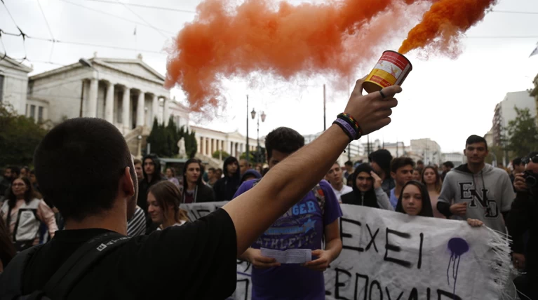 Νερατζοπόλεμος, μολότοφ & χημικά στο εκπαιδευτικό συλλαλητήριο