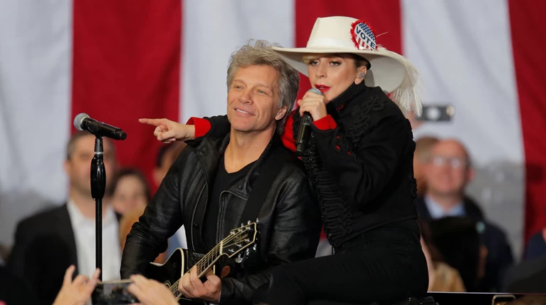 Mε Lady Gaga & Bon Jovi η Χίλαρι στη Βόρεια Καρολίνα