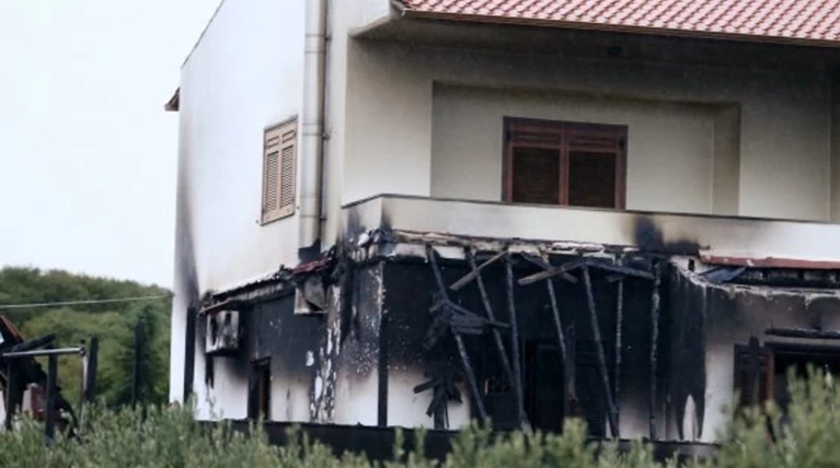 Φωτό και video από τον εμπρησμό στο σπίτι του αρχιδιαιτητή
