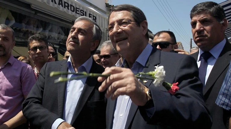 Έγγραφη συμφωνία Ακιντζί - Αναστασιάδη για το εδαφικό