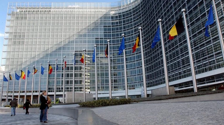 Εκθεση Κομισιόν: Η έκρηξη φόρων προκαλεί κινδύνους