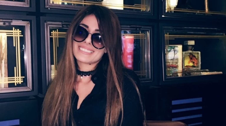 Η Μίνα Αρναούτη δημοσιεύει υβριστικά μηνύματα και απειλεί κόσμο