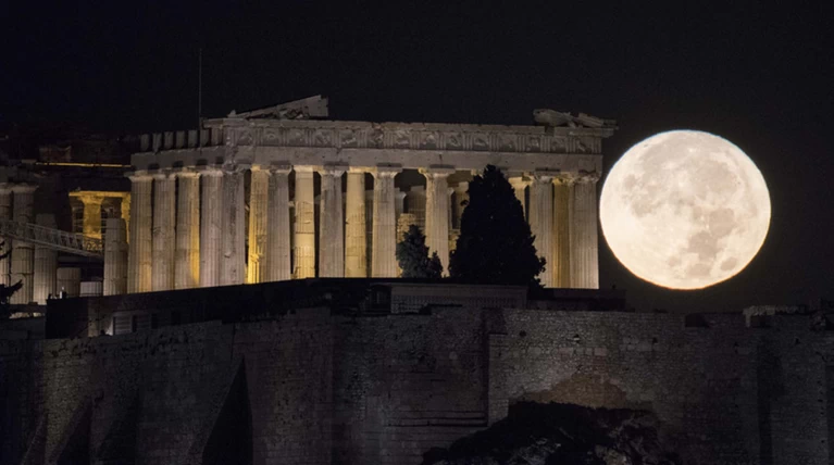 Συγκλονιστικές φωτογραφίες από τη μαγική υπερ-πανσέληνο