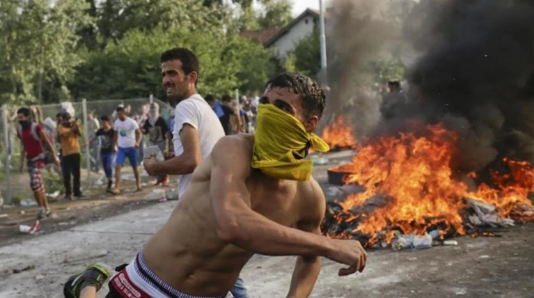 Μάχες προσφύγων - αστυνομίας στα σύνορα Σερβίας - Κροατίας