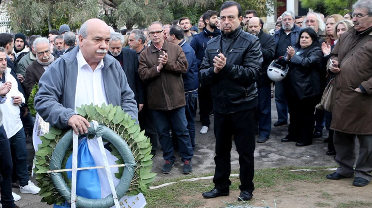 Κατάθεση στεφάνου στο Πολυτεχνείο από στελέχη της κυβέρνησης