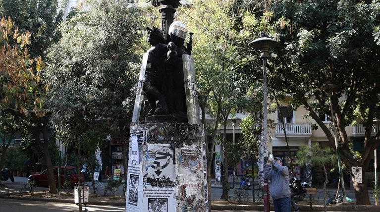 Εξάρχεια: Έκλεψαν κράνη & ασπίδες και τα ...στόλισαν σε άγαλμα