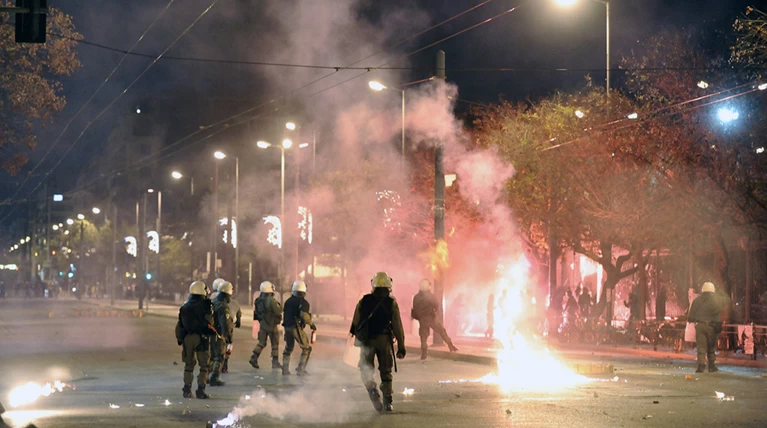 «Εμπόλεμη ζώνη» το Πολυτεχνείο, βροχή μολότοφ και χημικών