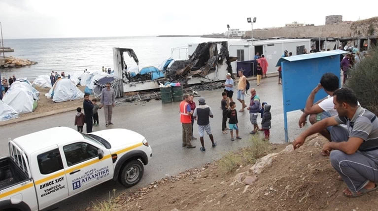 "Ακροδεξιοί πετούσαν πέτρες εναντίον των προσφύγων στη Χίο"