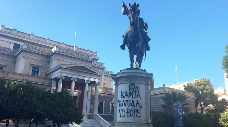 "Θύμα" των βανδάλων και το άγαλμα του Κολοκοτρώνη