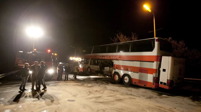 Σοβαρό τροχαίο στα Τέμπη: Σύγκρουση λεωφορείου με ΙΧ