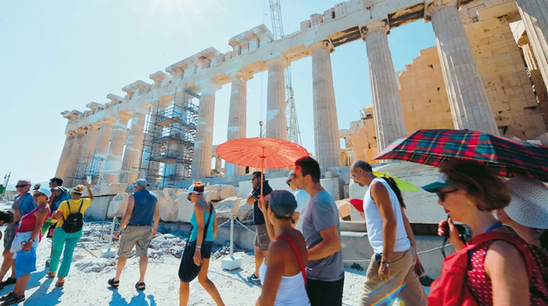 Περισσότερους τουρίστες αλλά λιγότερα έσοδα δείχνουν τα στοιχεία για το '16