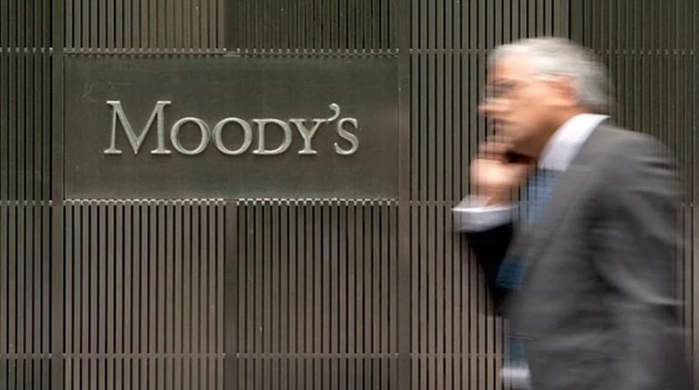 Η Μοοdy's αναβάθμισε τις προοπτικές των ελληνικών τραπεζών
