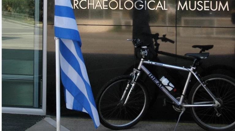 Το ποδήλατο του Κ. Στεφανόπουλου έξω από το Αρχαιολογικό Μουσείο