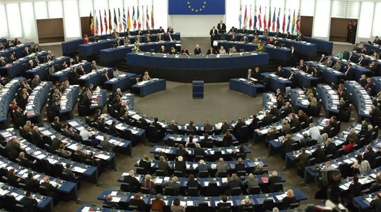 Με τεράστια πλειοψηφία «πάγωσε» τις σχέσεις Τουρκίας- Ευρώπης