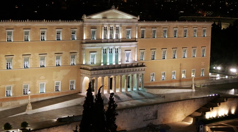 Σαθρό το πλεόνασμα, βασίζεται σε φόρους κι όχι μείωση δαπανών