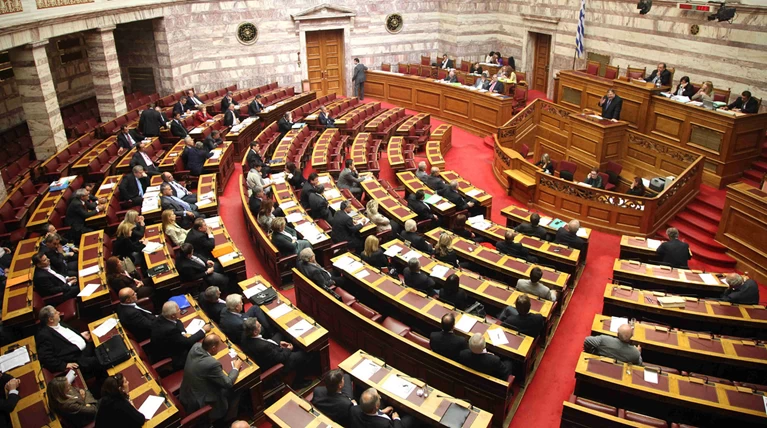 Στη Βουλή το πρώτο πακέτο προαπαιτούμενων για την β' αξιολόγηση