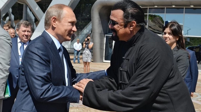 Ο Πούτιν παρέδωσε ρώσικο διαβατήριο στον Στίβεν Σιγκάλ