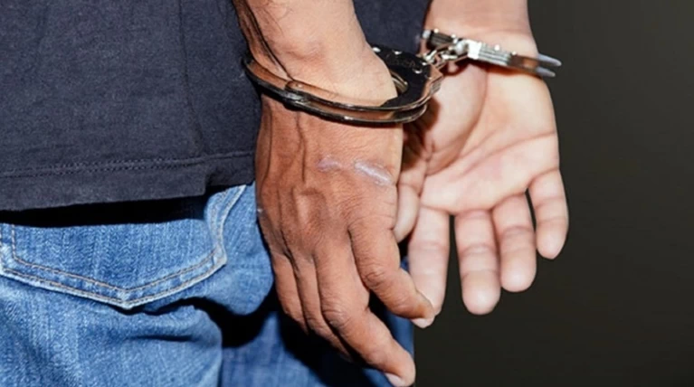 Ένας 55χρονος έκρυβε στο σπίτι του λαθραίο καπνό και κάνναβη