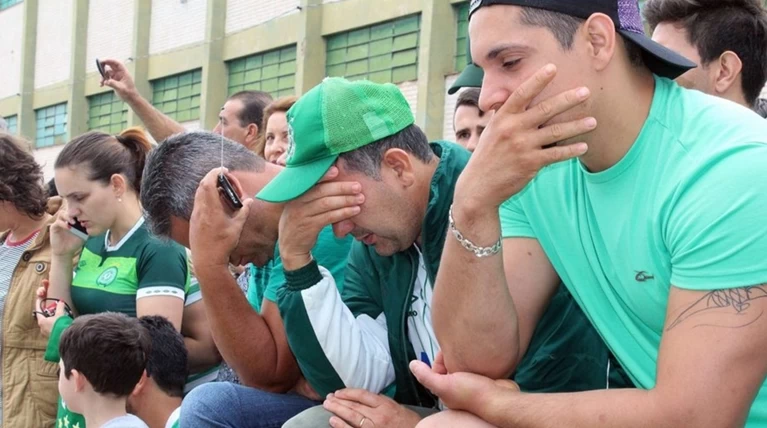 Οι οπαδοί της Chapecoense θρηνούν για τους νεκρούς ποδοσφαιριστές