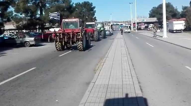 Οι αγρότες του Κιλκίς έκλεισαν το τελωνείο των Ευζώνων