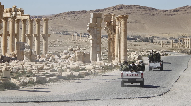 Σφοδροί βομβαρδισμοί και αποχώρηση του ISIS από την Παλμύρα