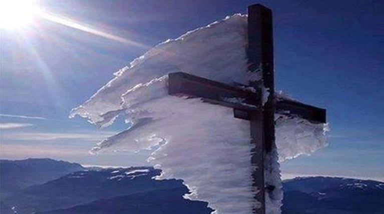 Η συγκλονιστική φωτογραφία του παγωμένου Σταυρού στον Ψηλορείτη έγινε viral