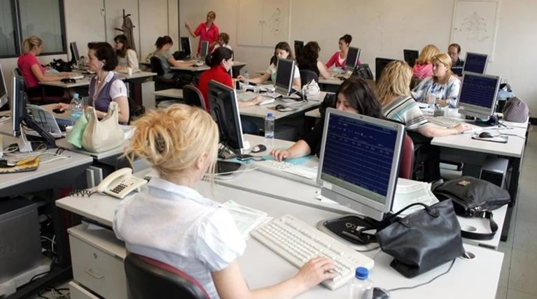 Βγαίνει προκήρυξη για 24.291 θέσεις ανέργων σε δήμους