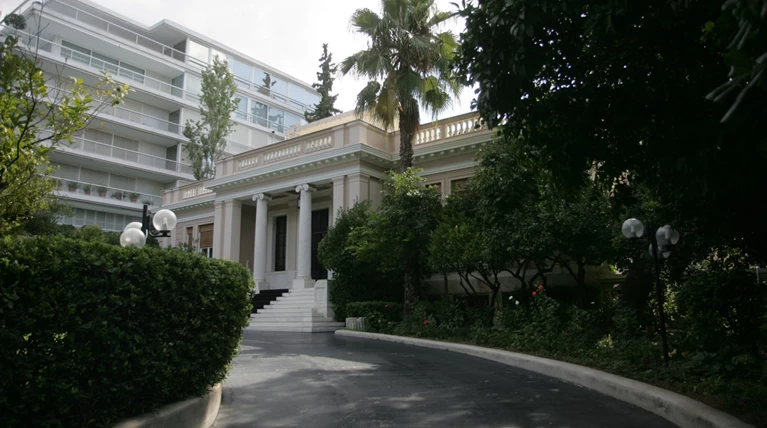 Σε κλοιό πιέσεων από αγρότες, δανειστές και Ερντογάν η κυβέρνηση