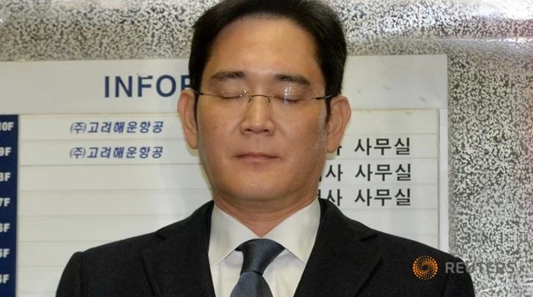 Χειροπέδες στον πρόεδρο της Samsung για διαφθορά