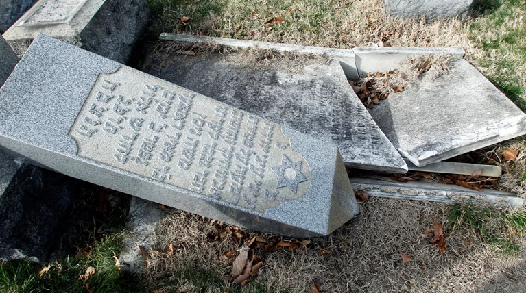 Σοκ στις ΗΠΑ από βανδαλισμό εβραϊκού νεκροταφείου στη Φιλαδέλφεια