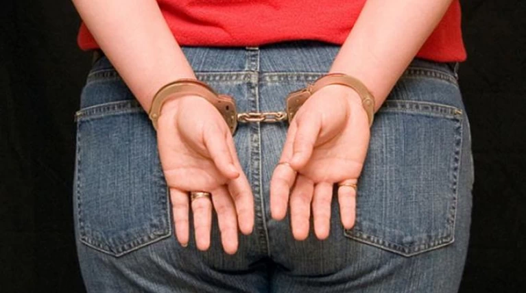 Συνελήφθη 45χρονη για σωματεμπορία και ενδοοικογενειακή βία