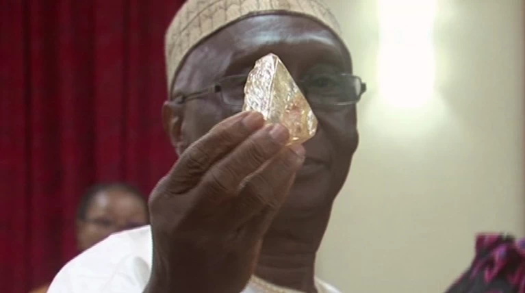 Ιερέας βρήκε στην Σιέρα Λεόνε διαμάντι 706 καρατίων