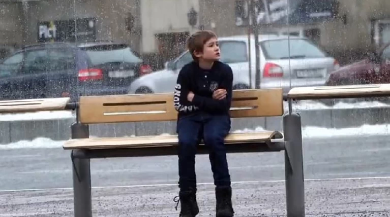 Κοινωνικό πείραμα: Θα έδινες το μπουφάν σου σε ένα παιδί που κρυώνει;