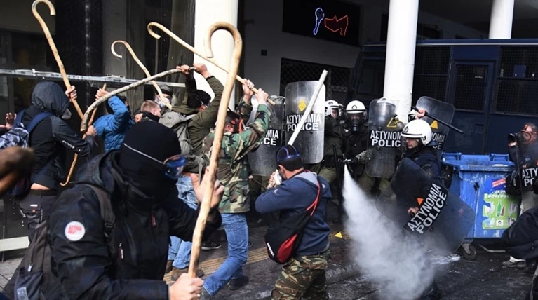 Ο Στιβακτάκης κατηγορείται για επίθεση στα ΜΑΤ με κατσούνες