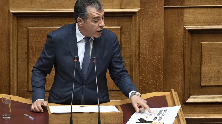 Θεοδωράκης: Το χρέος εμπνέει τον πρωθυπουργό για αστειάκια